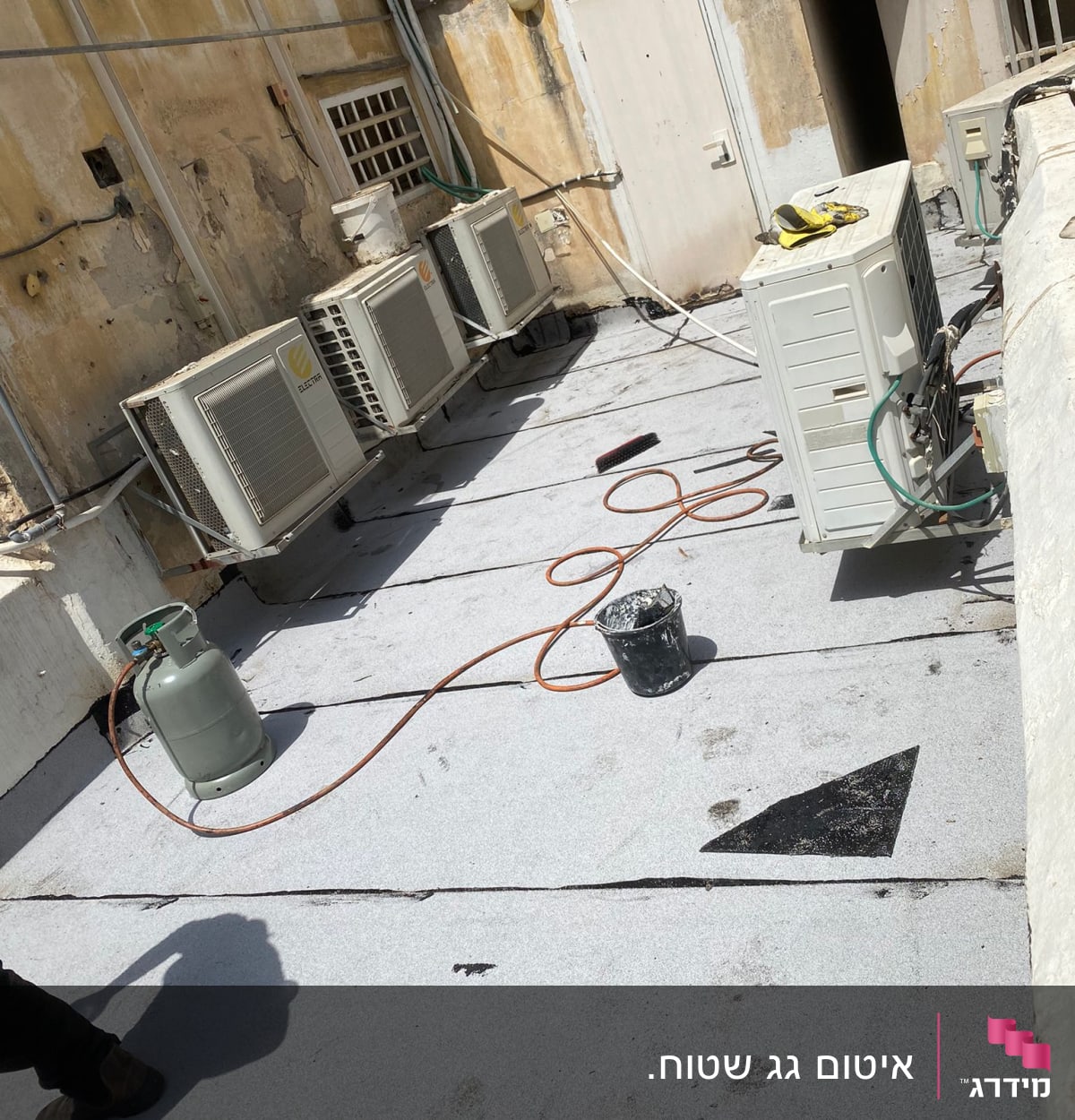 גג עם יריעות איטום, דלי וצינור גז